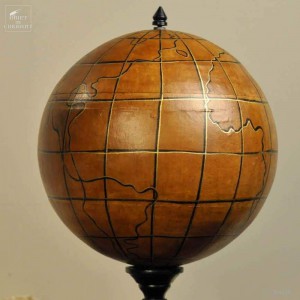 Globe en cuir sur pied bois 2