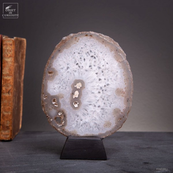 Tranche agate translucide sur base noire