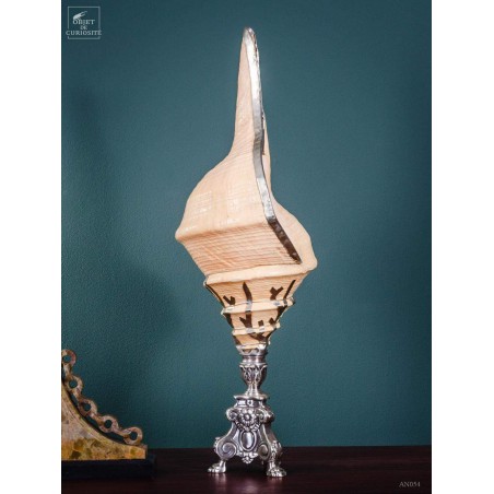 Syrinx habillé d'argent sur pied