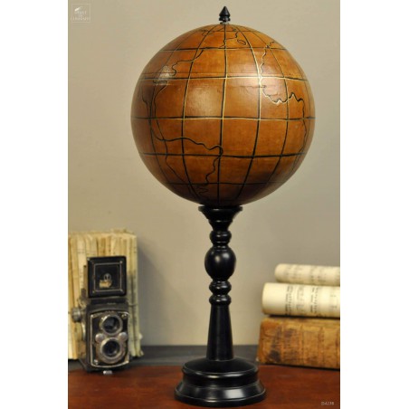 Globe en cuir sur pied bois Globe en cuir sur pied bois