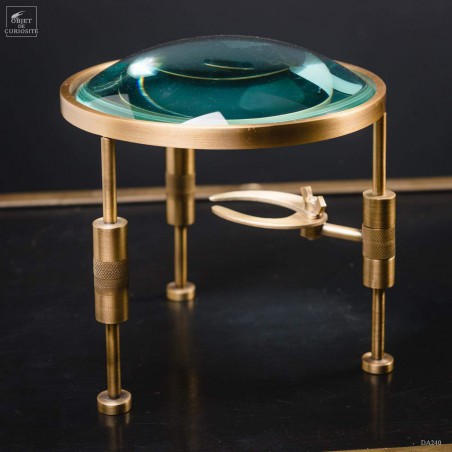 Bumpy magnifying glass with pincer on brass feet