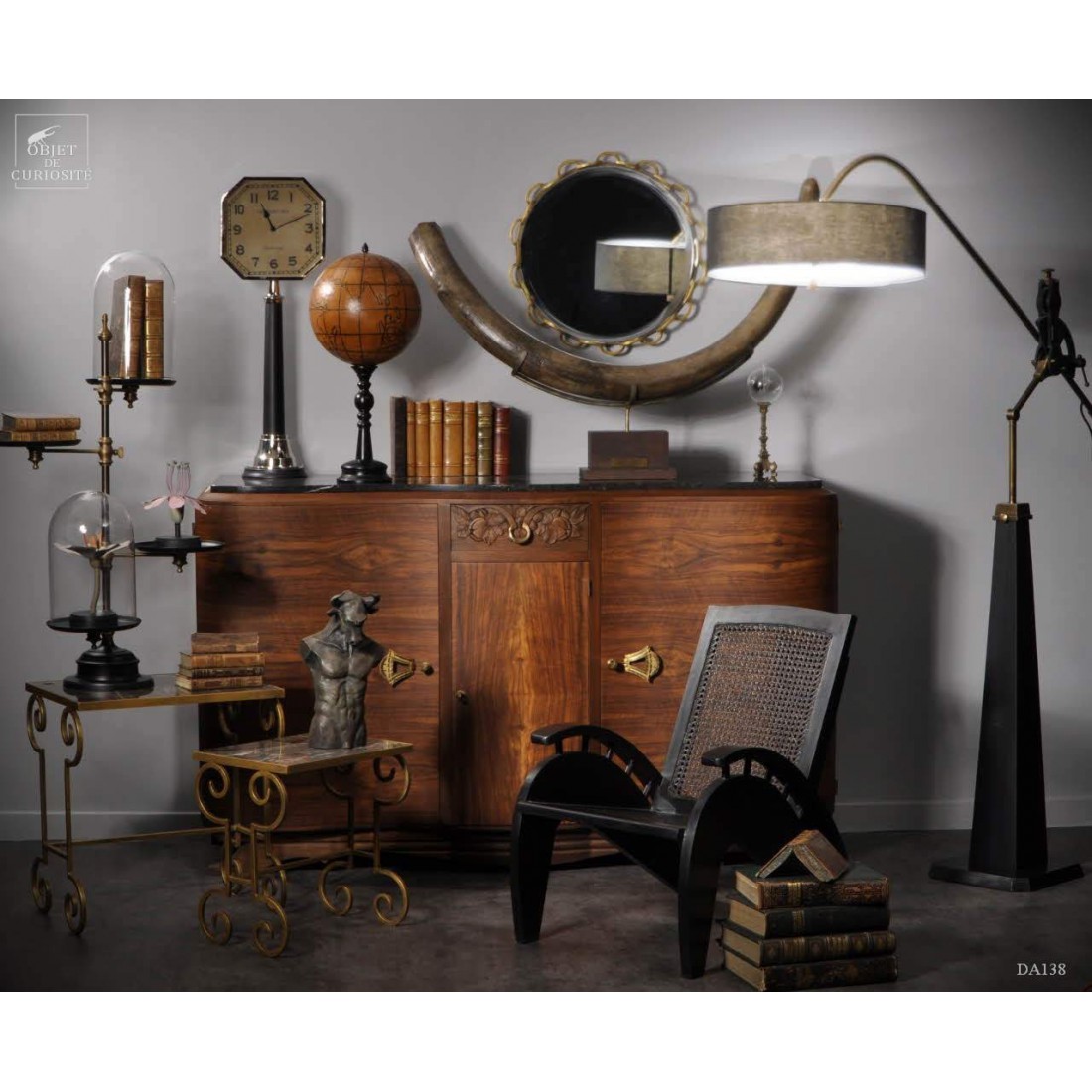 Globe en cuir sur pied bois Globe en cuir sur pied bois