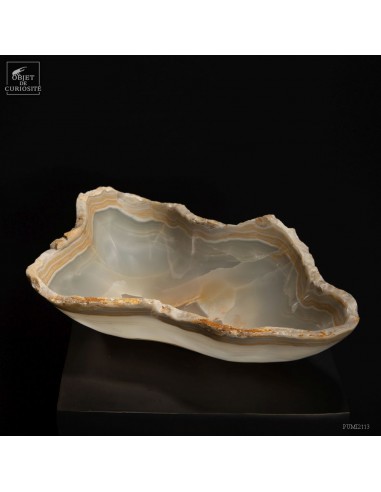 Plat en onyx avec bordures naturelles...