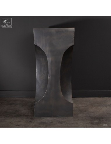 Curved pedestal