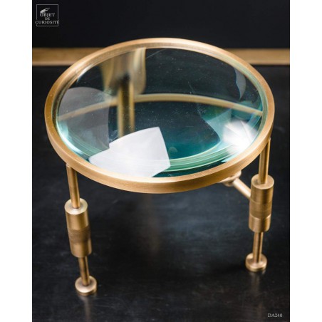 Bumpy magnifying glass with pincer on brass feet