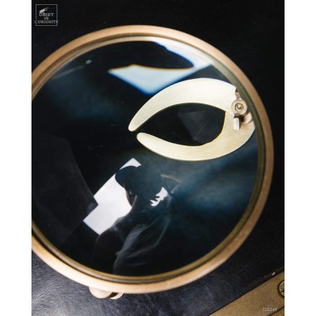 Bumpy magnifying glass with pincer on brass feet