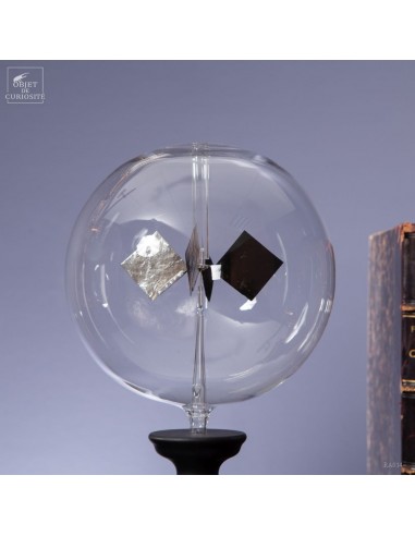 Radiomètre (diam.16cm) sur pied bois... Radiomètre (diam.16cm) sur pied bois...