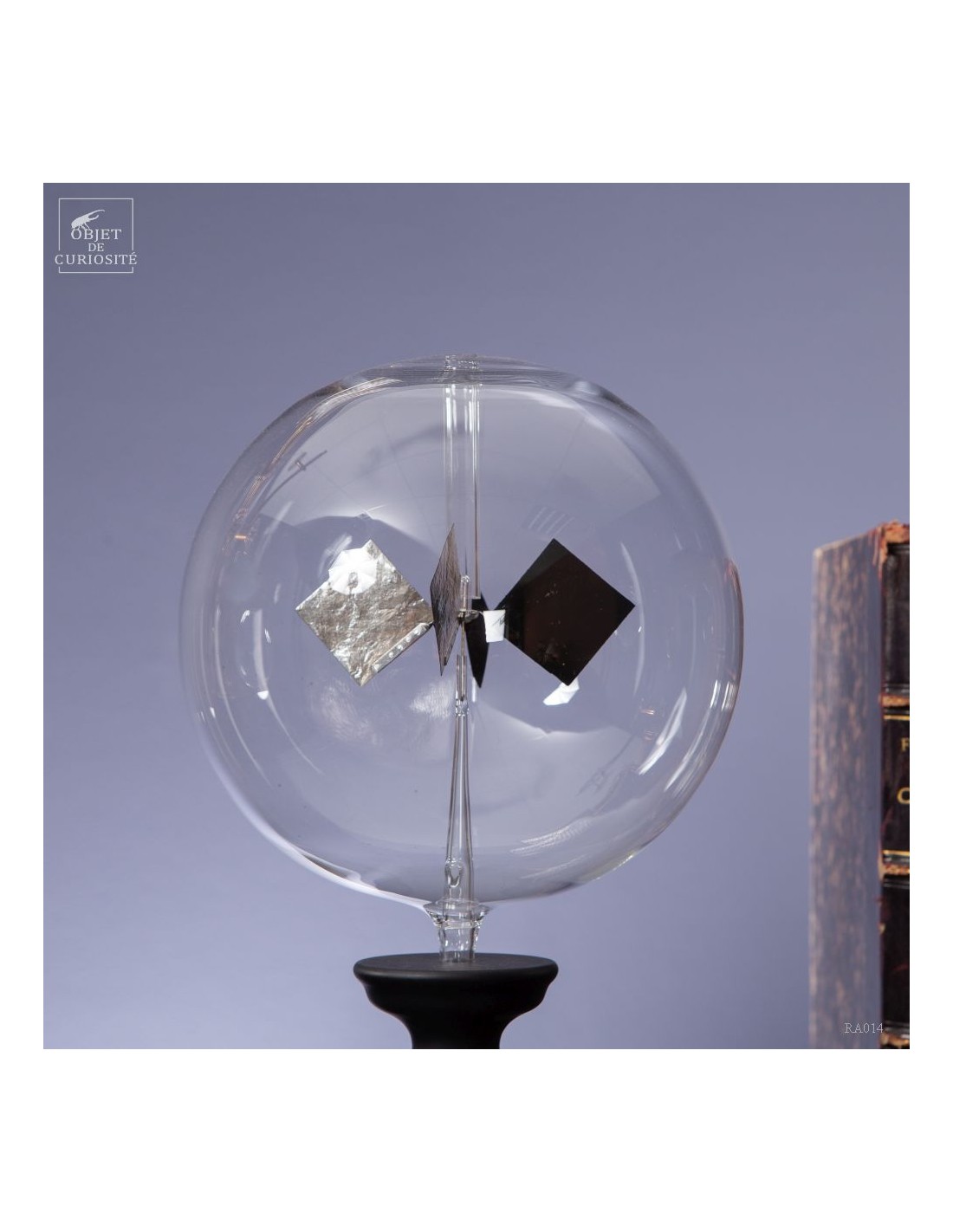 Radiomètre (diam.16cm) sur pied bois... Radiomètre (diam.16cm) sur pied bois...