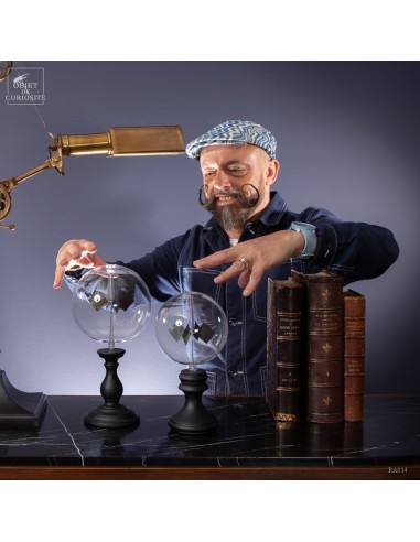 Radiomètre (diam.16cm) sur pied bois... Radiomètre (diam.16cm) sur pied bois...