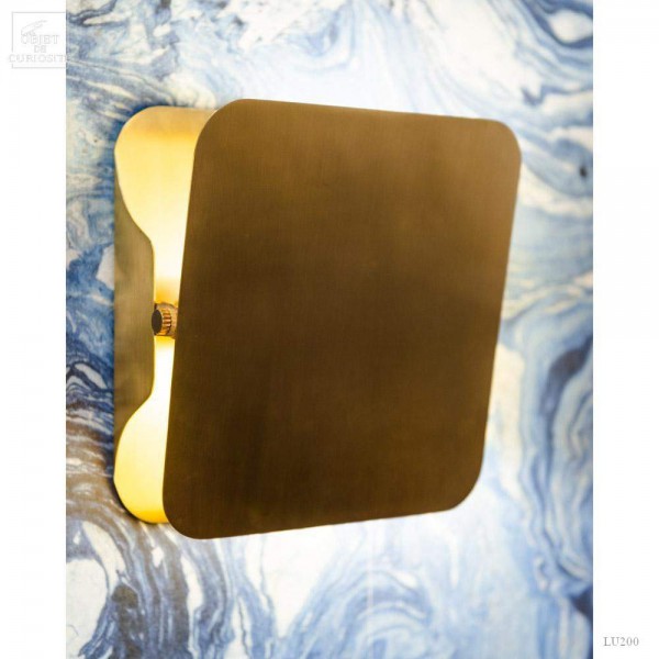 Applique en laiton, lumière rasante