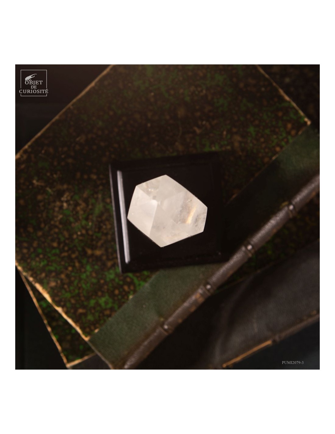 Quartz de Madagascar sur base noire Quartz de Madagascar sur base noire