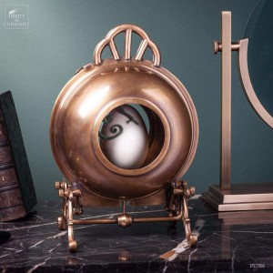 Boite en laiton avec Caméléon Calyptratus sur oeuf