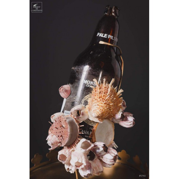 Déchet de la mer: bouteille avec spondyle, base laiton Déchet de la mer: bouteille avec spondyle, base laiton