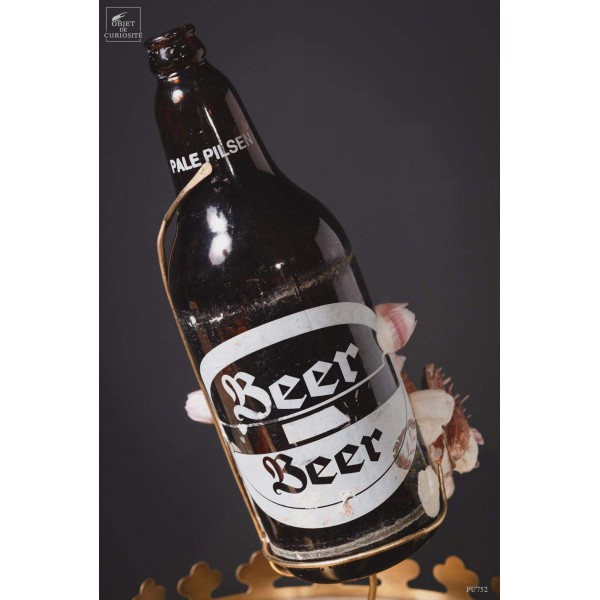 Déchet de la mer: bouteille avec spondyle, base laiton Déchet de la mer: bouteille avec spondyle, base laiton