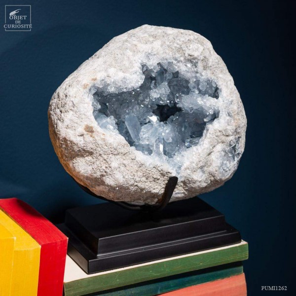 Géode de célestite de 3.8kg  (Madagascar) base rectangulaire noire