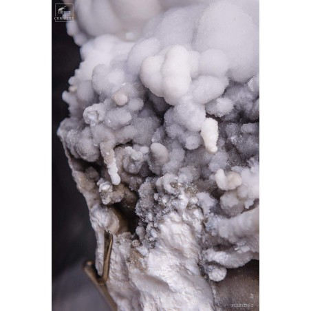 White aragonite (5.2kg) in oval glass