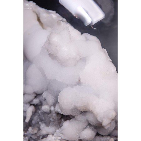 White aragonite (5.2kg) in oval glass